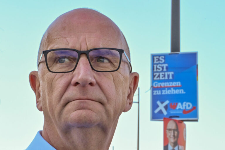 SPD-Ministerpräsident Dietmar Woidke (SPD) mit AfD-Plakat 2024