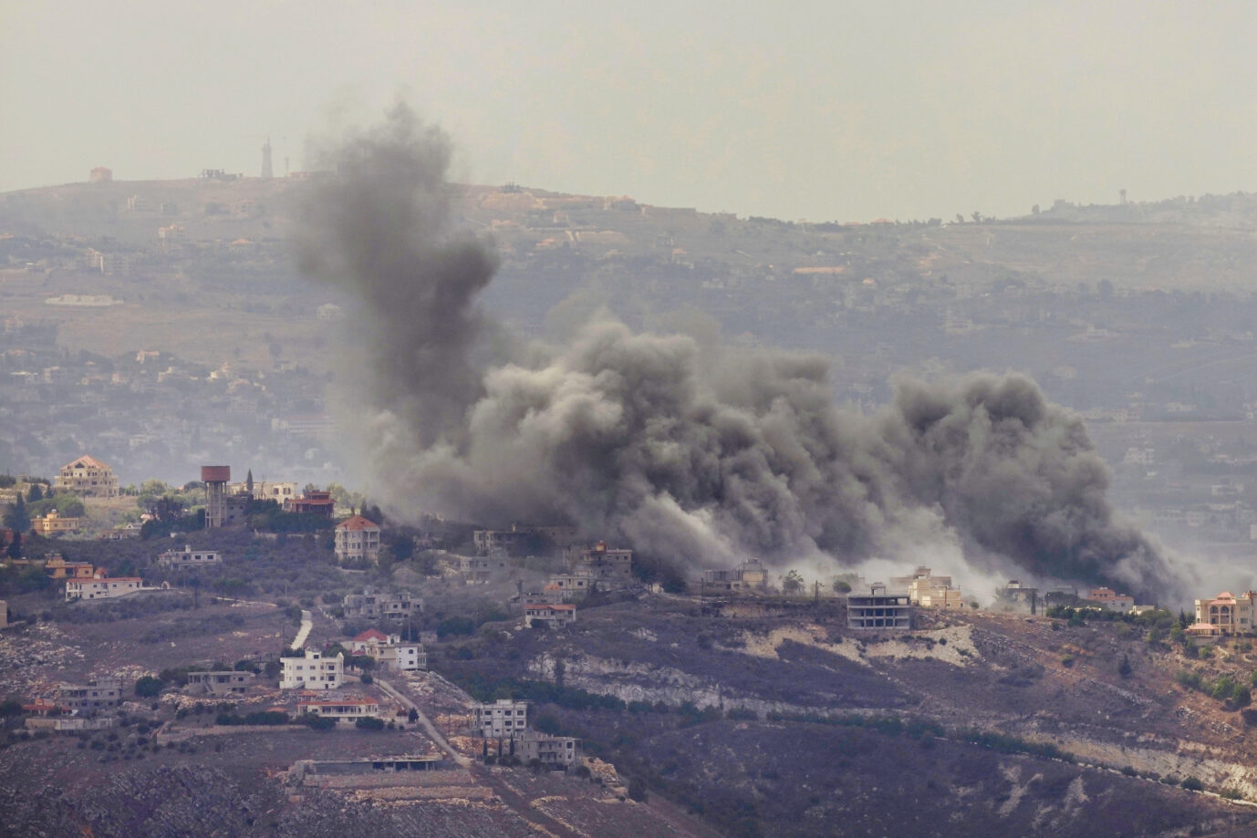 Das Bild zeigt Rauch über südlibanesischen Dörfern. Israel bombardiert derzeit Hisbollah-Festungen.