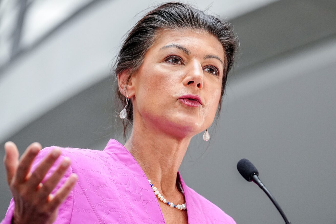 Sahra Wagenknecht stellt CDU und SPD ganz klare Bedingungen, damit diese die Ministerpräsidenten von Thüringen, Sachsen und Brandenburg stellen können.