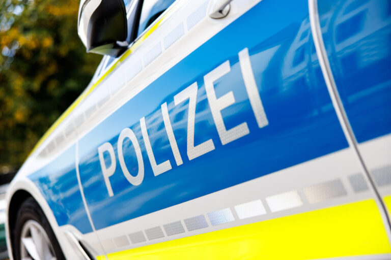 Ein blaues Auto der deutschen Polizei, so ähnlich hätte es gestern vor der Moschee in Neukölln stehen können