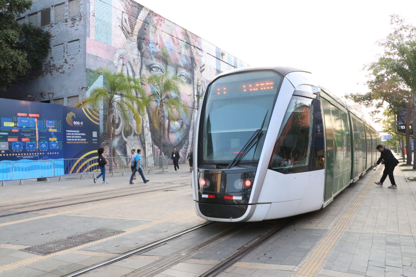 In der brasilianischen Stadt Rio de Janeiro fährt eine futuristisch aussende Straßenbahn auf Schienen – Wegen des Klimaschutzes zahlte Deutschland 100 Millionen Euro für den brasilianischen Nahverkehr