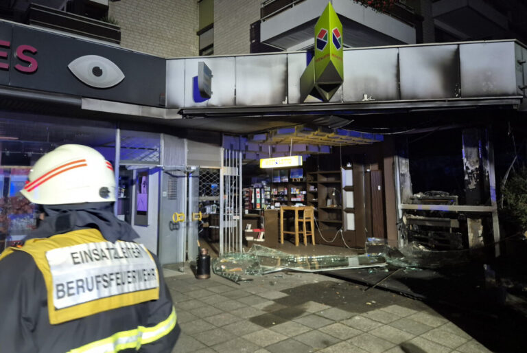 Verheerende Folgen der nächtlichen Explosion in einem Café: Zerstörte Fassade der Ladenzeile mit darüber liegenden Wohnungen.