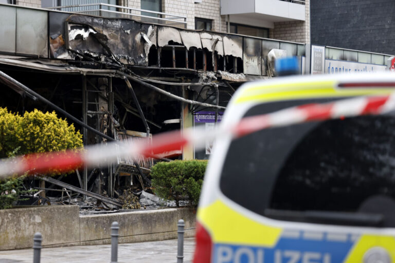 Wie nach einem Bombenangriff: So sah es rund um das Café in Köln-Pesch nach der Explosion am Mittwoch aus.