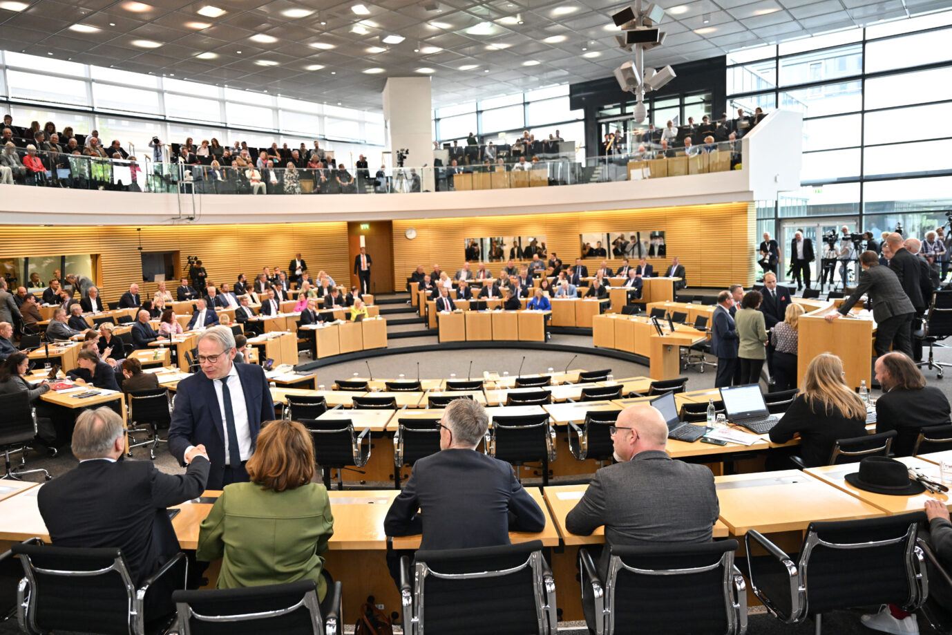 Klaus-Dieter von der Weiden (l), Präsident des Thüringer Verfassungsgerichtshofes, begrüßt den amtierenden Innenminister Georg Maier, während die konstituierende Sitzung des Thüringer Landtags zum zweiten Mal unterbrochen wurde.. Zum ersten Mal hat die AfD als stärkste Fraktion das Vorschlagsrecht für das Amt des Landtagspräsidenten.