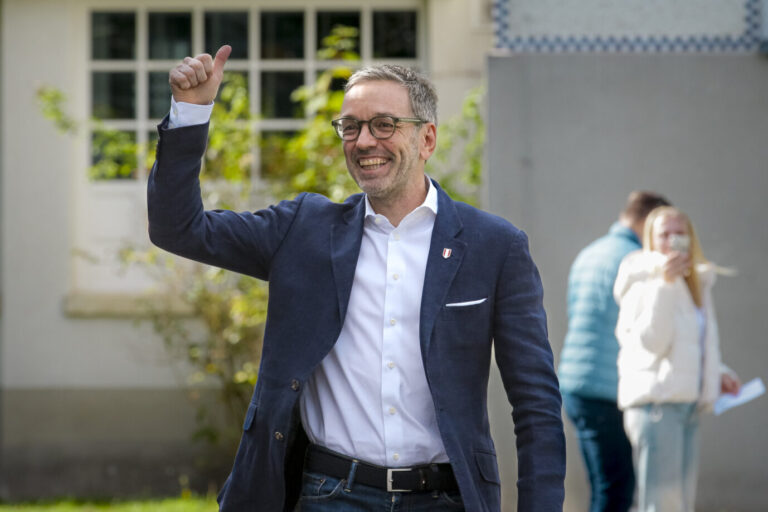 FPÖ-Kandidat Herbert Kickl lacht und reckt den Daumen nach oben