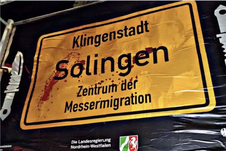 Ein gelbes Plakat im Stil eines blutbespritzten Ortsschildes – im Zusammenhang mit dem islamistischen Terroranschlag von Solingen prangert die Aktion Massenmigration an