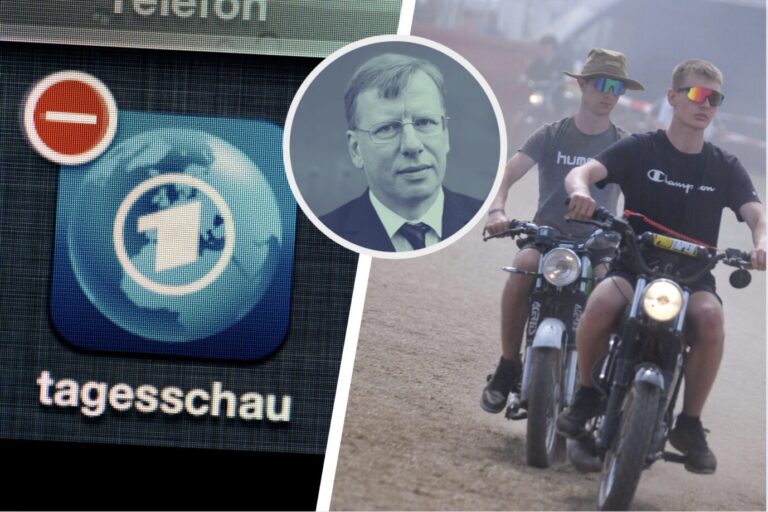 Das Logo der westdeutschen Propaganda, Verzeihung, Nachrichtensendung Tagesschau schimmert blau, rechts daneben fahren ostdeutsche Jugendliche Simson und wirbeln ordentlich Staub auf