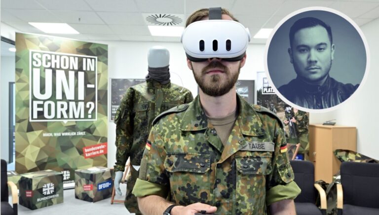 Lars Taube, Oberstabsgefreiter, präsentiert eine VR-Anwendung im Karrierecenter der Bundeswehr in Erfurt am Tag der Eröffnung. Seit April 2024 unterstehen die Karriereberatungsbüros der Bundeswehr in den Bundesländern Thüringen und Sachsen dem Karrierecenter der Bundeswehr (KarrCBw) Erfurt. Dort finden nun auch die Einstellungstests für Bewerbende aus den beiden Bundesländern statt.