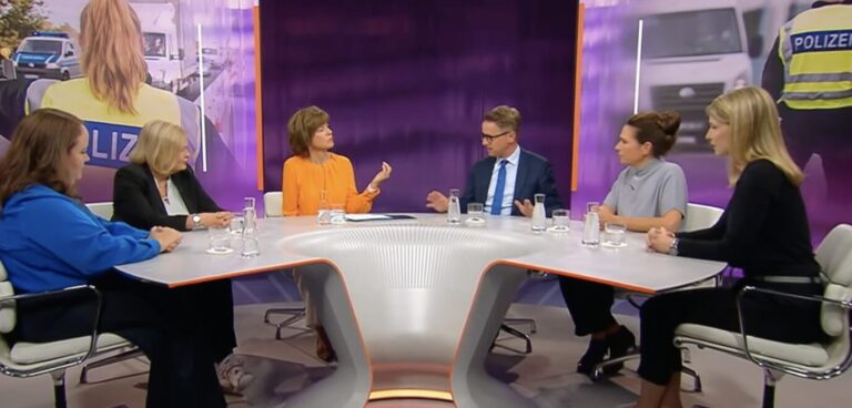 Um die Talkshow-Masterin Maybritt Illner sitzen Politiker und Journalisten. Thema ist die Uneinigkeit der Ampel-Regierung bezüglich einer möglichen Änderung des Asylkurses