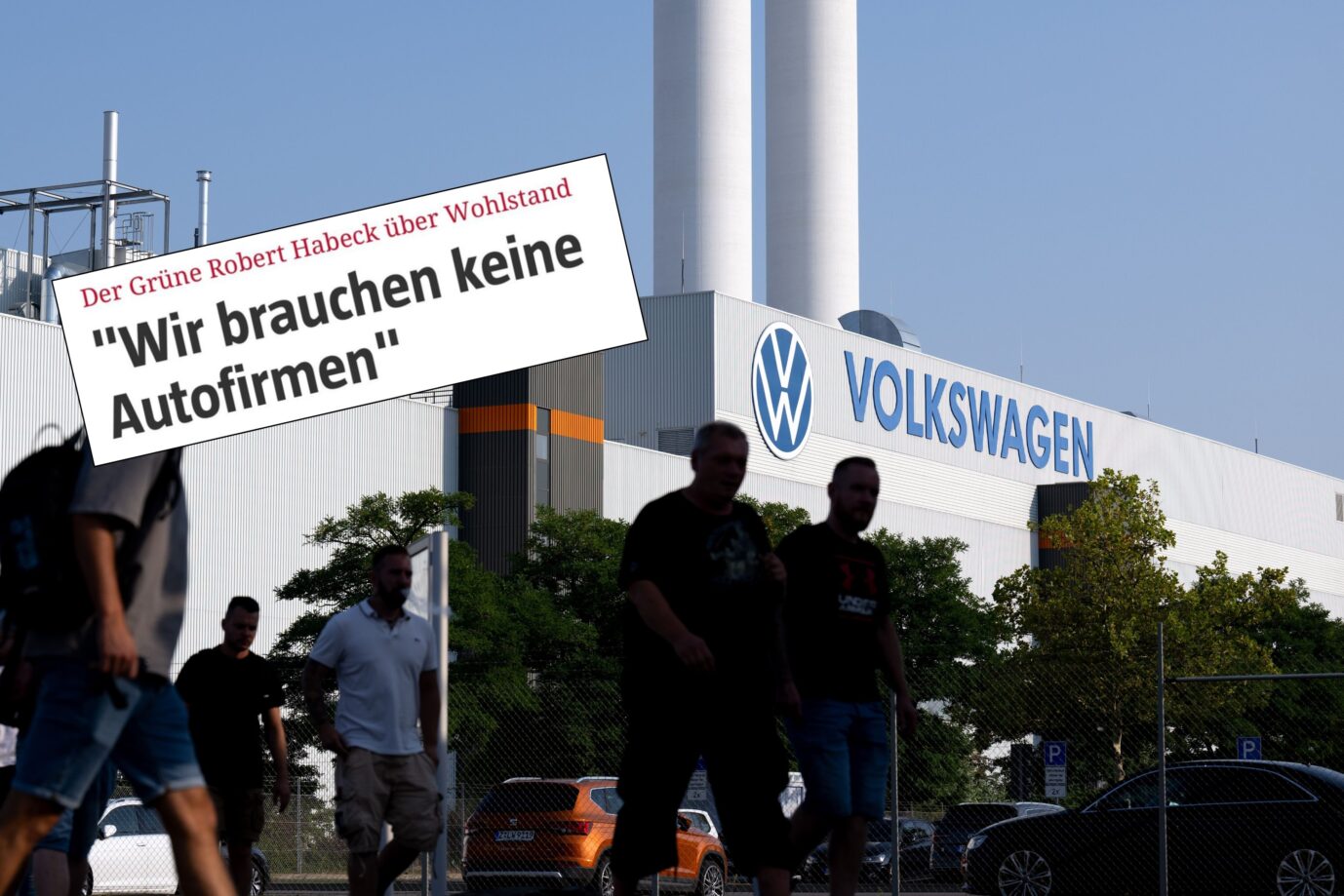 Beschäftigte verlassen nach einer Betriebsversammlung das Volkswagen Werk in Zwickau. Europas größter Autobauer hatte angekündigt, angesichts der sich zuspitzenden Lage den eingeschlagenen Sparkurs bei der Kernmarke VW noch einmal zu verschärfen. Auch Werkschließungen in Deutschland und betriebsbedingte Kündigungen werden nicht länger ausgeschlossen. Von den Grünen wird es wohl keine Hilfe geben