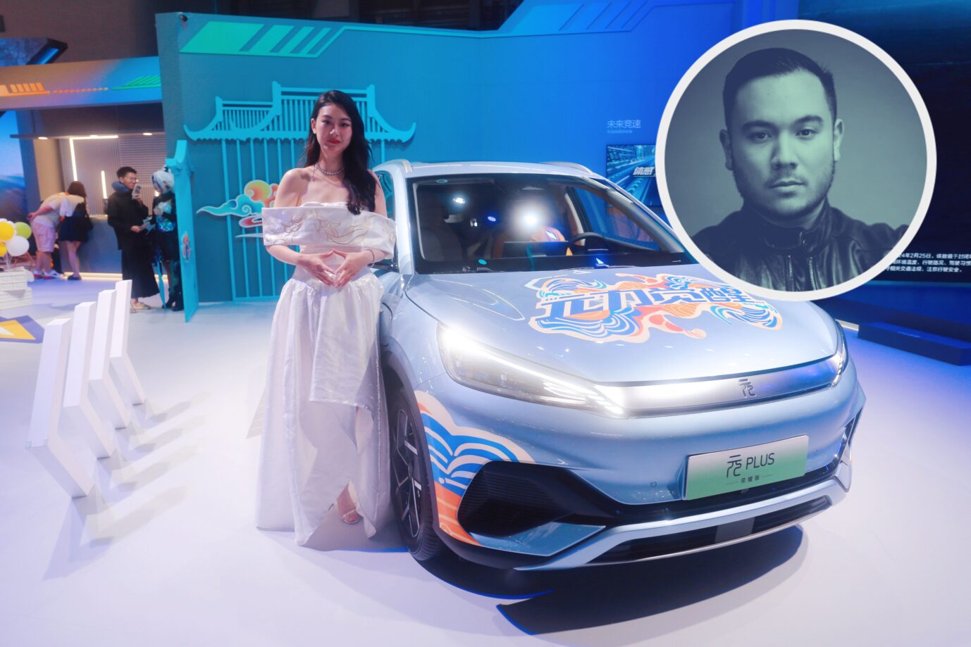 Eine Hostess präsentiert ein E-Auto des Herstellers BYD. Der Handelskrieg zwischen China und den USA geht in die nächste Runde.