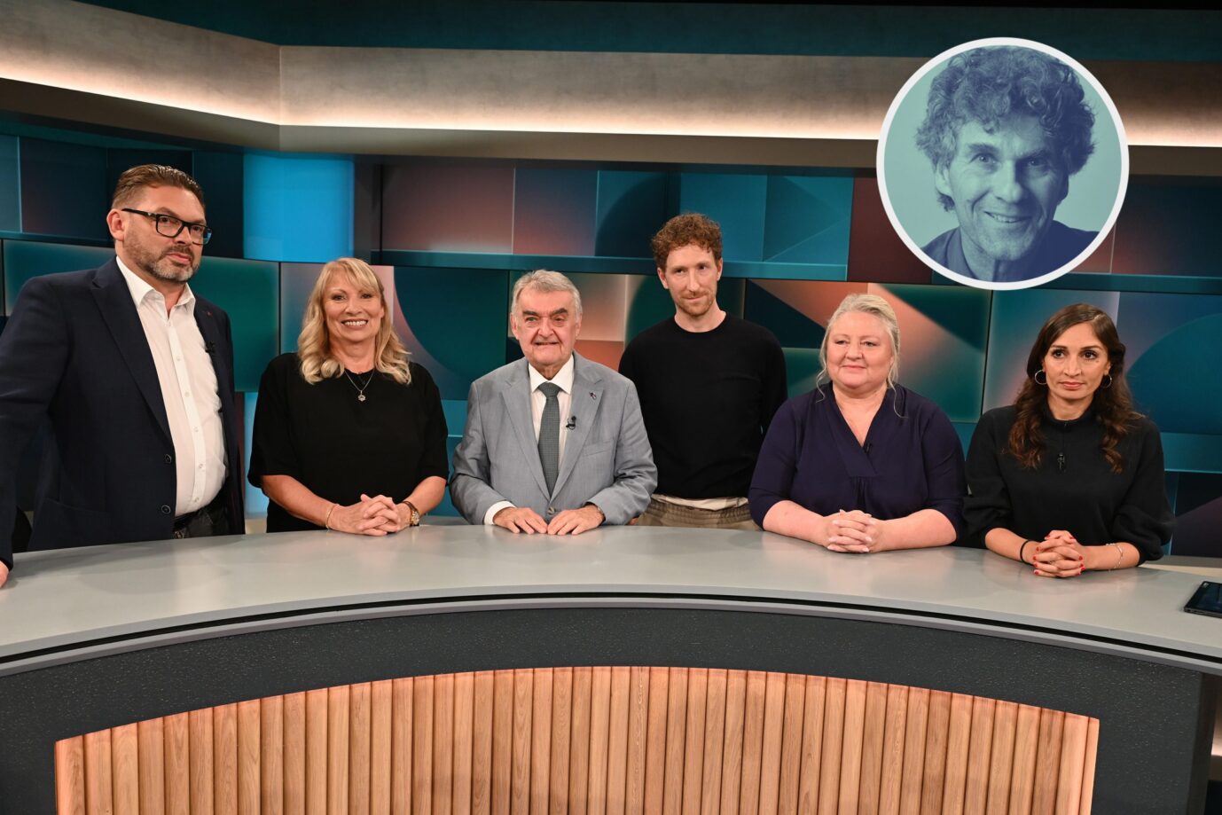 Politiker Mirko Geissler ,l-r, Politikerin Petra Köpping, Politiker Herbert Reul, Moderator Louis Klamroth, Autorin Antje Hermenau und Journalistin Gilda Sahebi zu Gast in der ARD Talkshow Hart aber Fair mit dem Thema " Die große Vertrauenskrise: Versteht die Politik die Bürger noch? "