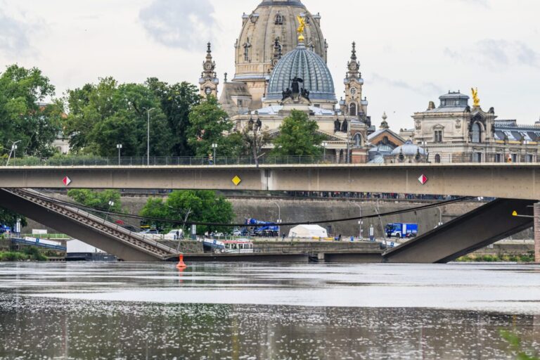 Das Bild zeigt die kaputte Carolabrücke in Dresden.