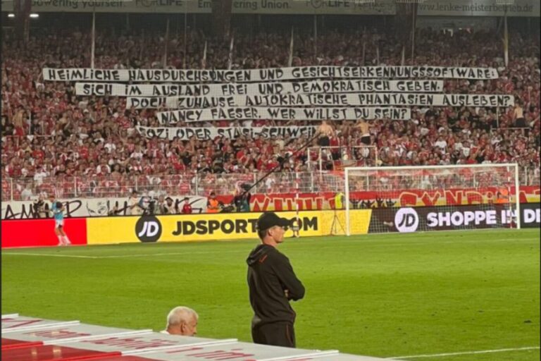 Das Bild zeigt ein Transparent der Fans vom FC Union Berlin.