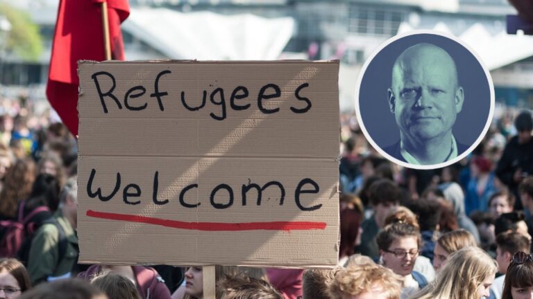 Ein Protestschild mit dem Slogan „Refugees welcome“: Das individuelle Asylrecht läßt sich beschränken (Themenbild/Symbolbild/Collage)