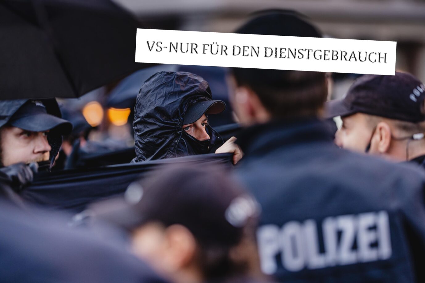 Das Bundeskriminalamt (BKA) warnt in einem vertraulichen Schreiben vor erhöhter Gewaltbereitschaft Linksextremer. Dabei ginge es erstmals um die Legitimierung von „gezielter Tötung“. Der JUNGEN FREIHEIT liegt die Warnung vor. Hamburg, 31. Mai 2023 - Proteste gegen die Verurteilung von Lina E., einer mutmaßlichen Linksextremistin. Das Oberlandesgericht Dresden hat sie zu fünf Jahren und drei Monaten Haft wegen Angriffen auf Rechtsextreme verurteilt. Proteste gegen die Verurteilung der Linksextremistin Lina E.: Das BKA warnt vor einem steigenden Gewaltpotential bei Linken Foto: picture alliance / xim.gs | xim.gs /// Montage: JF