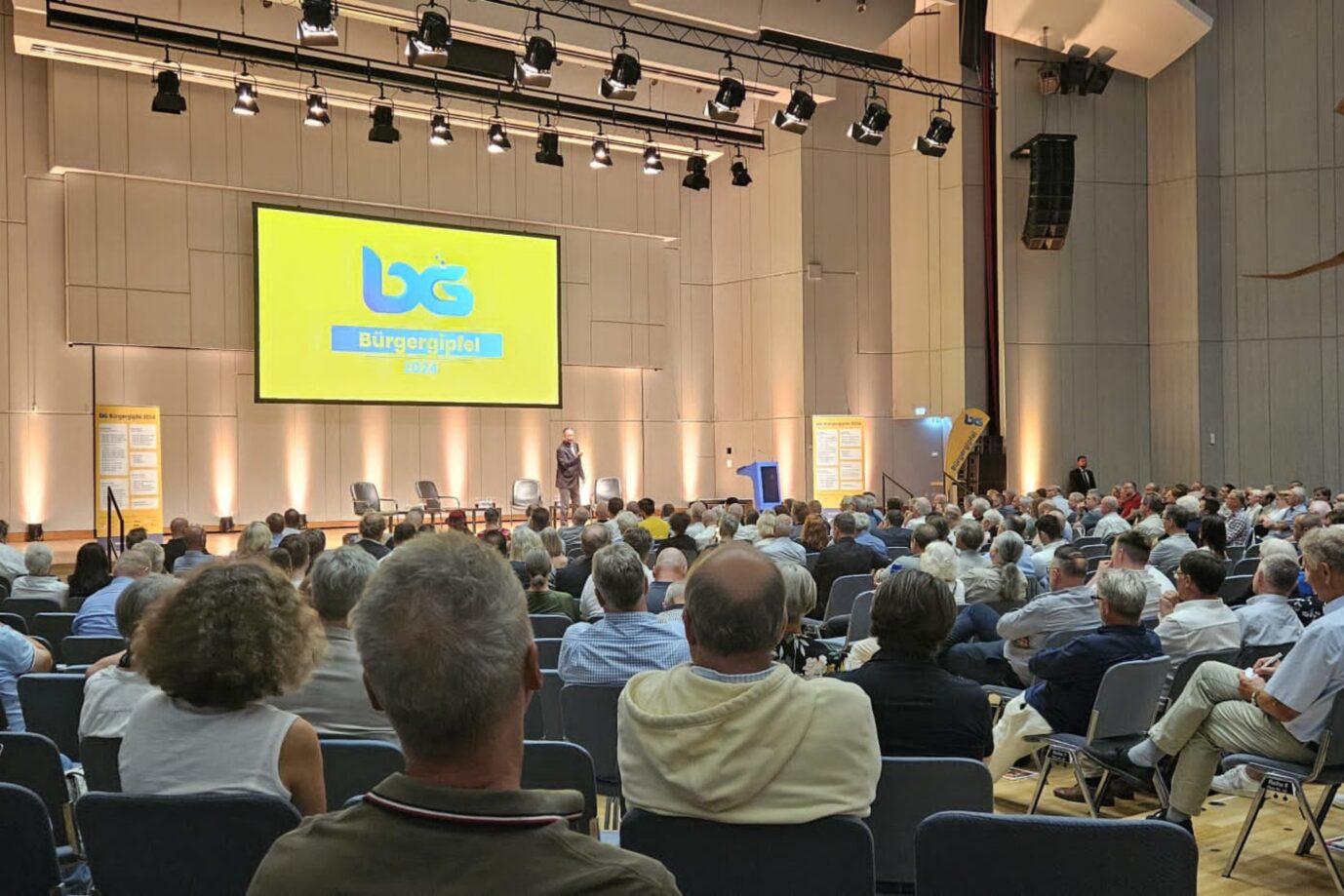 In Stuttgart treffen sich hunderte Konservative, Liberale, „Staatsdelegitimierer“ zusammen, um über eine Wende für Deutschland zu sprechen. Mit dabei sind prominente Gäste aus Politik und Medien. Die JUNGE FREIHEIT besuchte den „Bürgergipfel“. Der erste Bürgerdialog für eine „politische, wirtschaftliche und geistige Wende“ in Deutschland Foto: JF