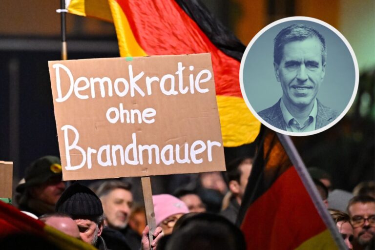 Gemeinsam könnten AfD und Union in den meisten Ländern und im Bund regieren. Dennoch ziehen die Christdemokraten eine Brandmauer und stärken somit die Position der politischen Linken. Es liegt in der DNA der Partei. Ein Kommentar von Dieter Stein. Ein Plakat mit der Aufschrift „Demokratie ohne Brandmauer“ ist am Abend bei einer Demonstration auf dem Marktplatz der Spreewaldstadt Lübben zu sehen. Erneut sind Hunderte Menschen einem Aufruf der Bürgerinitiative „Unser Lübben“ gefolgt und zur Demo auf dem Marktplatz gekommen. Die CDU stellt sich durch ihre Brandmauer zur AfD selbst ein Bein: Am Ende droht ihr die Koalition mit dem BSW Foto: picture alliance/dpa | Patrick Pleul Montage: JF