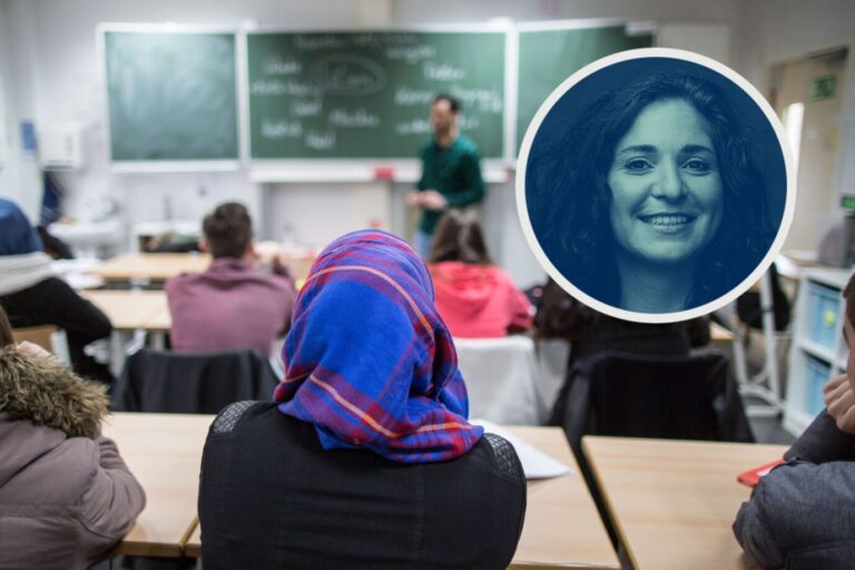 Eine Schülerin mit Kopftuch sitzt am 05.02.2015 an der Johann Hinrich Wichern-Schule in Frankfurt am Main (Hessen) bei einer Unterrichtsstunde zum Thema Islam.  Islamunterricht in Frankfurt am Main: Häufig nicht auf dem Boden des Grundgsetzes Foto: picture alliance / dpa | Frank Rumpenhorst