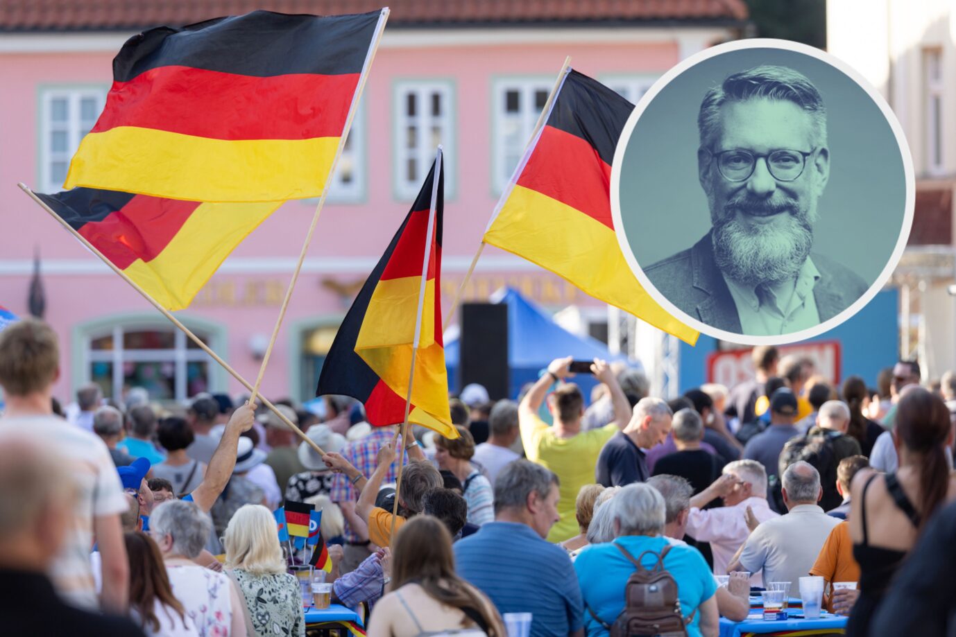 Die AfD räumt bei den Landtagswahlen in Sachsen und Thüringen ordentlich ab – regieren wird sie trotzdem in keinem der beiden Länder. Doch klar ist auch: Bei diesen Ergebnissen, kann man die Partei längst eine Volkspartei nennen. Zuschauer wenken Deutschlandflaggen bei einer AfD-Wahlveranstaltung: In Thüringen und Sachsen verzeichnete die Partei große Erfolge Foto: picture alliance/dpa | Michael Reichel /// Montage: JF