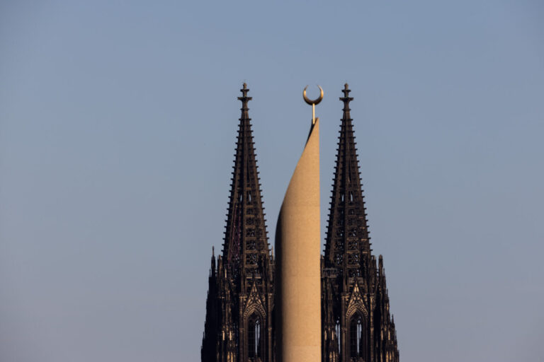 Die Türme von Moschee und Dom in Köln: Kopf an Kopf-Rennen mit der Kirche Foto: picture alliance/dpa | Rolf Vennenbernd