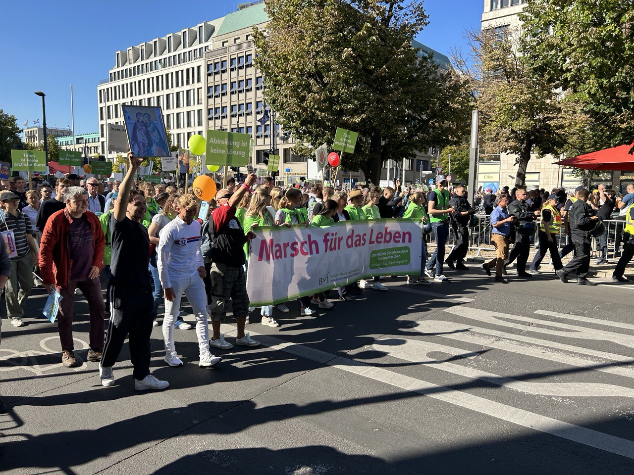 Am liebsten wollen sie ein komplettes Verbot von Abtreibungen: Demonstranten tragen ein grün-weißes Banner mit der Aufschrift ⹂Marsch für das Leben”