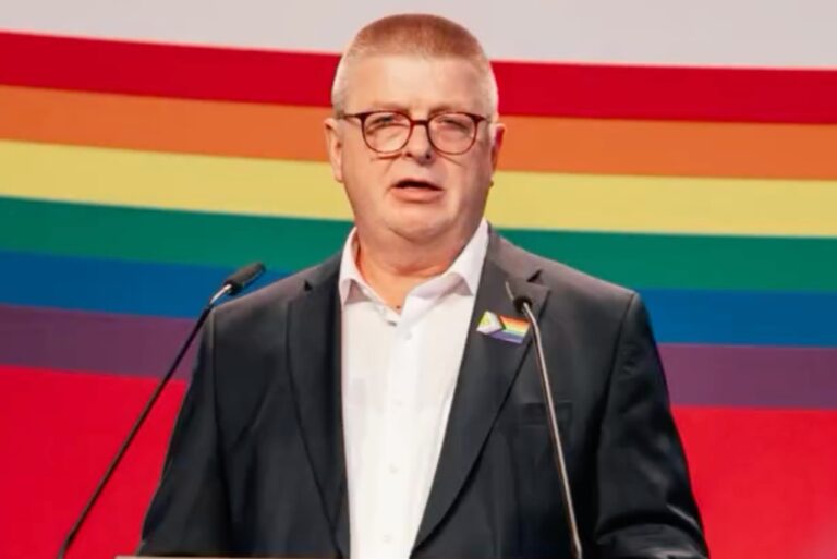 Verfassungsschutz-Präsident Thomas Haldenwang mit der „Progress-Pride-Flag“ am Revers bei einer „queerpolitischen Menschenrechtskonferenz“ der SPD-Bundestagsfraktion.