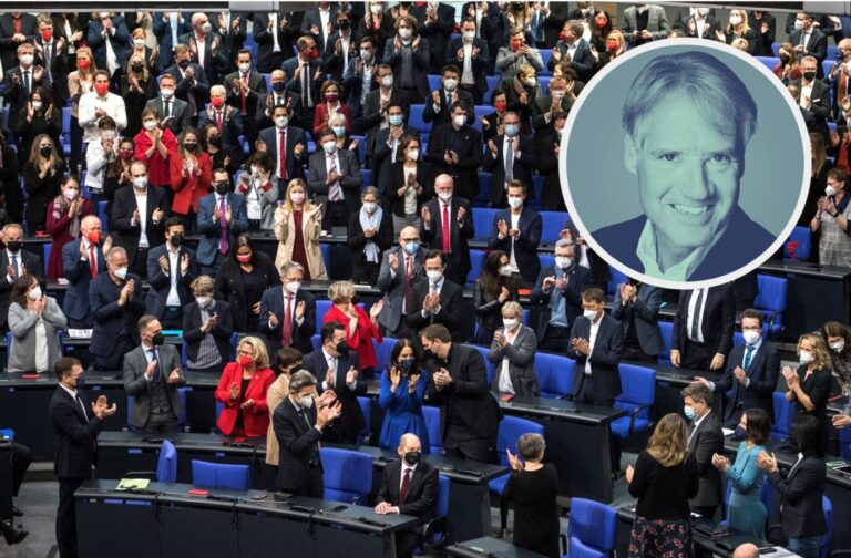 Einheitsfront: Stehende Ovationen für den frisch gewählter Bundeskanzler Olaf Scholz im Bundestag.