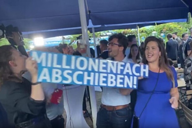 AfD-Wahlparty in Brandenburg: Der abgespielte Song „Wir schieben sie alle ab“ könnte die Partei teuer zu stehen kommen.