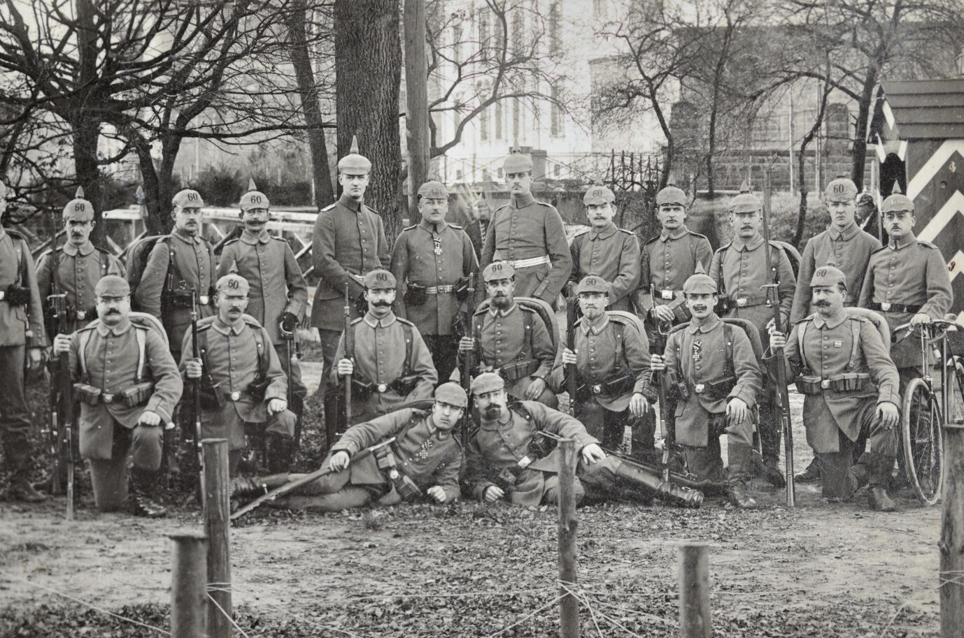 Deutsche Soldaten posieren 1914 für ein Gruppenbild; offenbar mit voller Ausrüstung, anders als vor Langemarck.