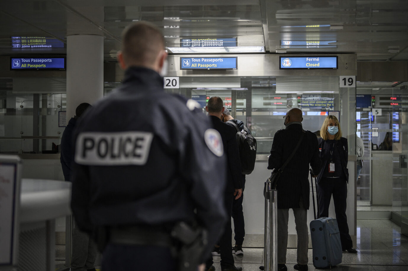 Polizisten stehen am Pariser Flughafen Roissy. Hier wurde ein mutmaßliches Mitglied der Mocro Mafia verhaftet.