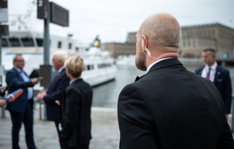 Ein Personenschützer des Bundeskriminalamts (BKA) bewacht vor einem Hotel in Stockholm Bundespräsident Frank-Walter Steinmeier, der gerade ein Pressestatement gibt. Bundespräsident Steinmeier und seine Frau sind auf Einladung des schwedischen Königspaares zu einem dreitägigen Staatsbesuch in Schweden. Viele Politiker bekommen Polizeischutz