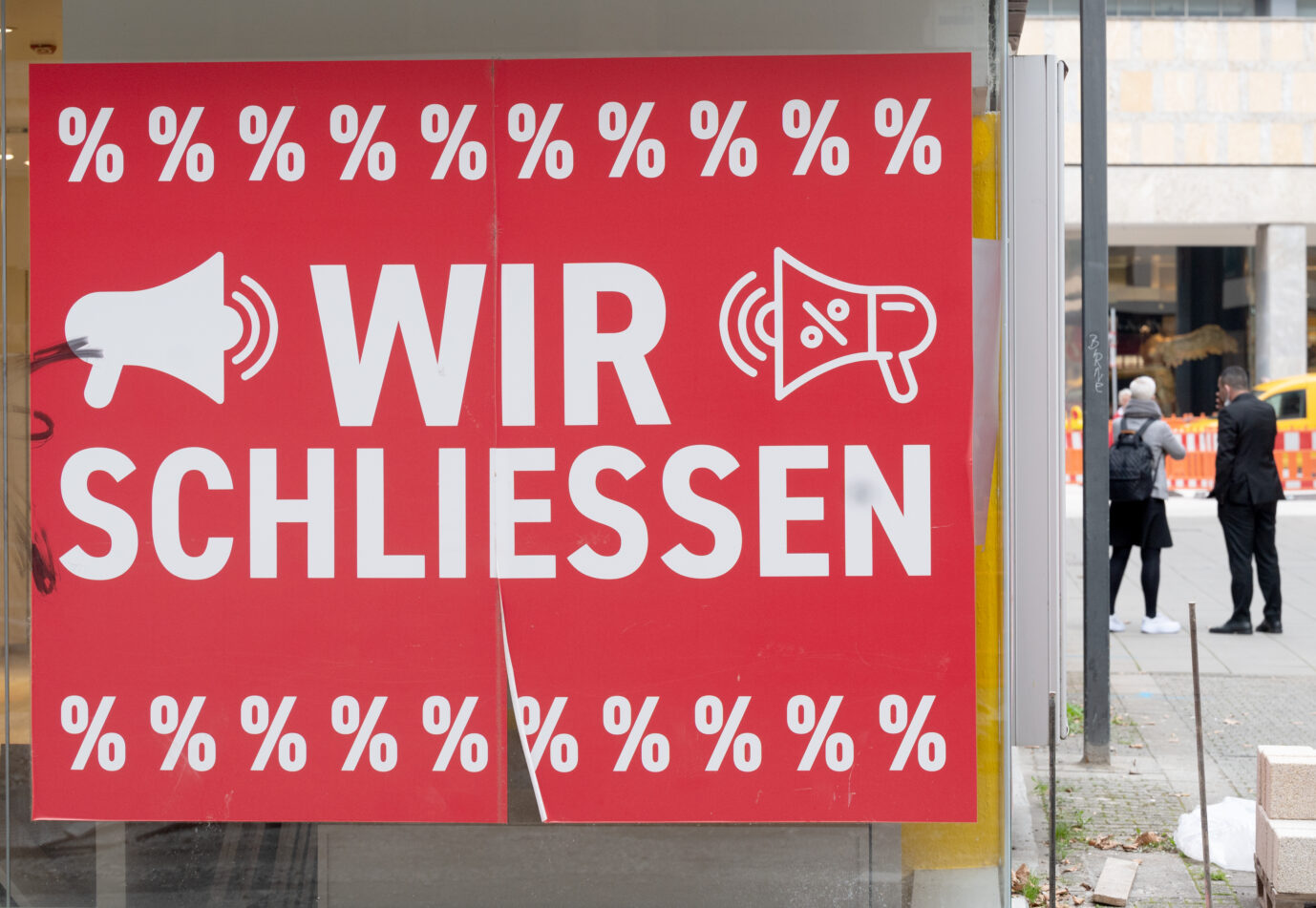 Ein Schild mit dem Hinweis "Wir schließen" hängt an einem Bekleidungsgeschäft in der Stuttgarter Innenstadt, das geschlossen wird. (zu dpa: "Weckruf Corona - Innenstädte müssen sich permanent wandeln"). In Deutschland gibt es aktuell viele Insolvenzen.