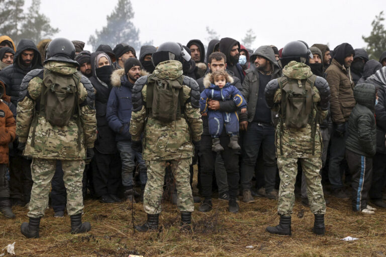 Migranten stehen an der Grenze zwischen Polen und Weißrußland. Das Baltikum macht sich aktuell viele Sorgen um seine Sicherheit.