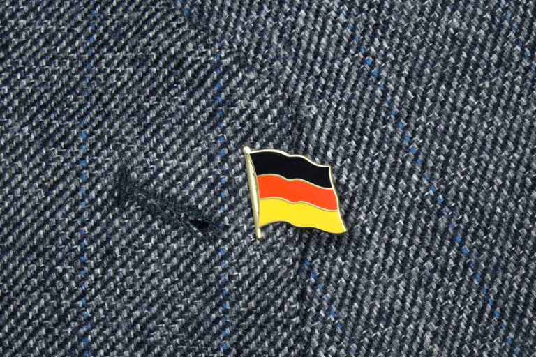 13.02.2022, Borkwalde, Brandenburg, An einem Jackenrevers befindet sich ein Fahnensticker von Deutschland. Im Bundestag sorgte diese jetzt für einen Eklat.