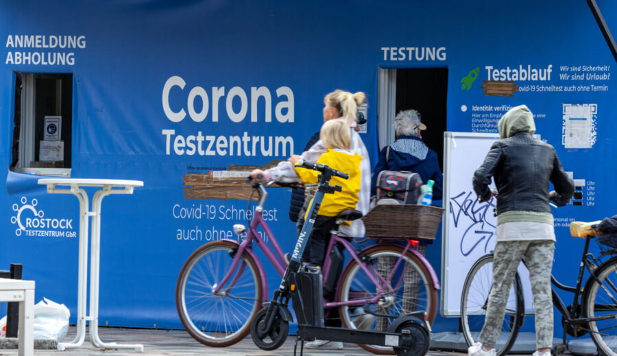 Fast vergessene Szenen aus Pandemiezeiten. Doch eine Mehrheit der Deutschen wollte das so. Foto: picture alliance/dpa | Jens Büttner