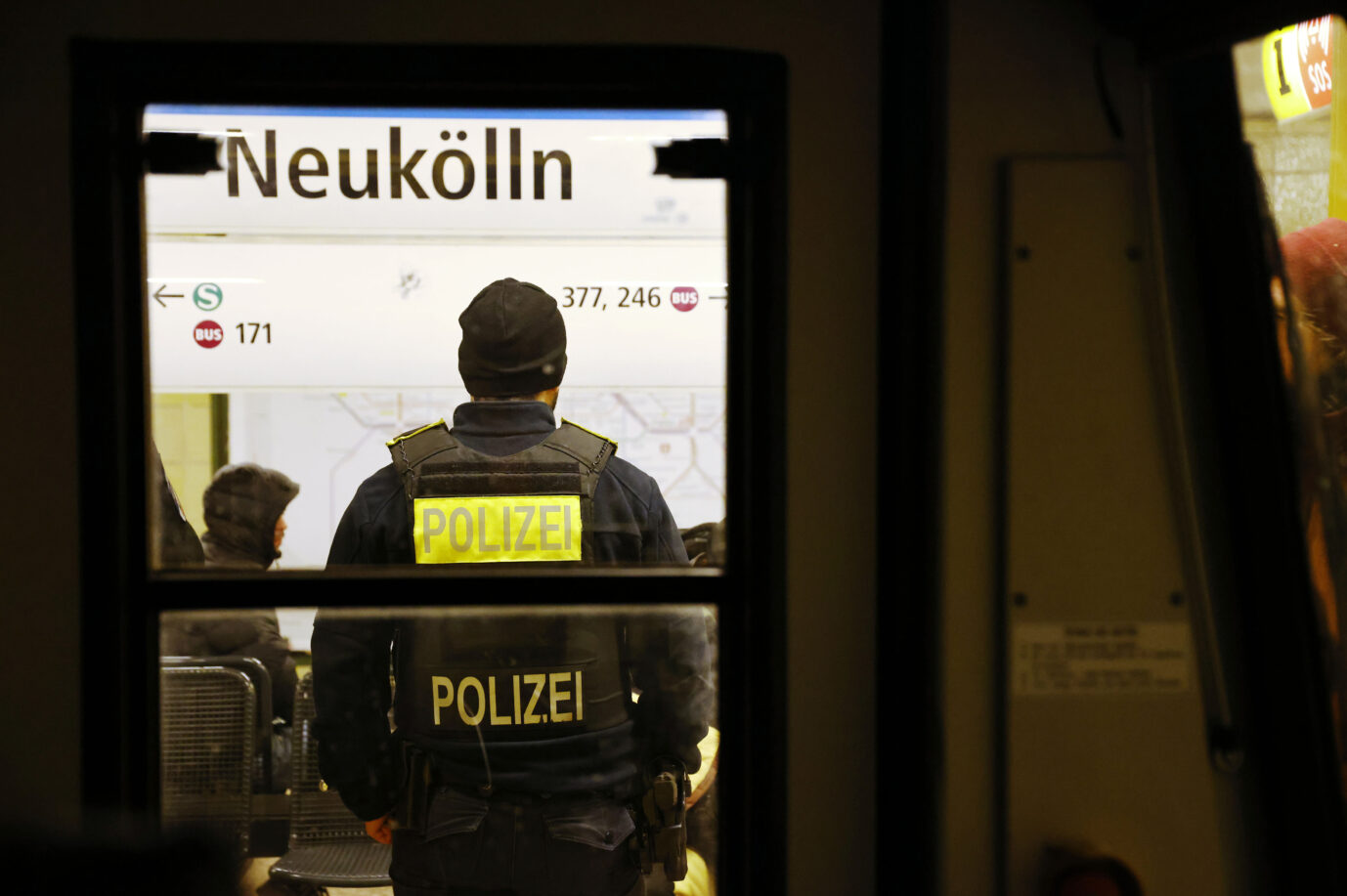 Polizisten am Bahnhof Neukölnn (Symbolbild) Wurde ein terroranschlag verhindert?