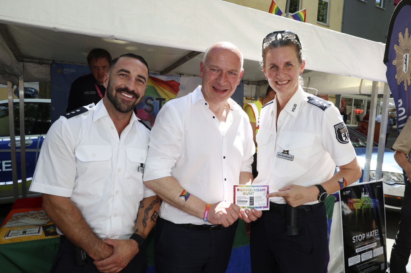 Berlins Regierender Bürgermeister Kai Wegner und zwei Polizisten: Polizei kapituliert Foto: picture alliance / Geisler-Fotopress | Brigitte Dummer/Geisler-Fotopres