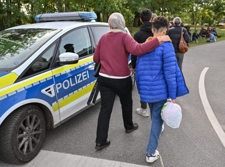 Unerlaubt eingereiste Migranten, hier eine Familie, wurde von Beamten der Bundespolizei nahe Forst (Lausitz) aufgegriffen. Bei mehreren Einsätzen im brandenburgischen Forst und Umgebung hat die Bundespolizei am Mittwoch mindestens 64 unerlaubt eingereiste Migranten aufgegriffen. Darunter waren zwei Frauen und sechs unbegleitete Minderjährige, die übrigen waren meist junge Männer, wie der zuständige Sprecher der Bundespolizei, Jens Schobranski, sagte. (zu dpa "Dutzende Migranten im Grenzgebiet in Südbrandenburg aufgegriffen")