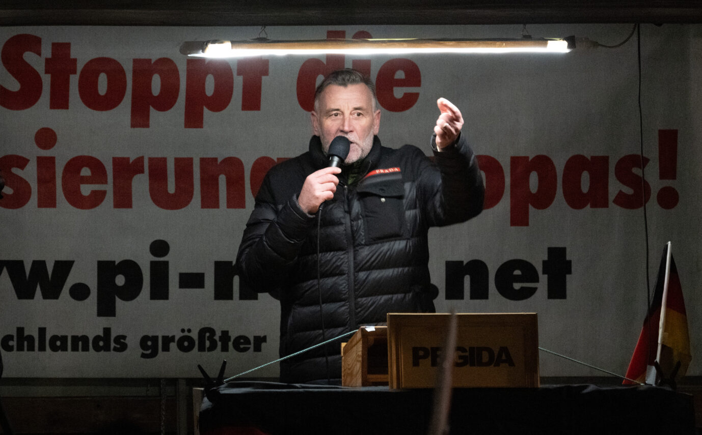 Pegida-Gründer Lutz Bachmann, spricht auf einer Kundgebung der rechtsextremistischen Bewegung Pegida auf dem Schlossplatz.