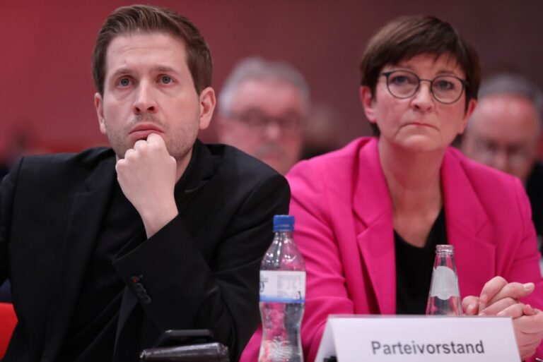 Uneins über den Antrag zum AfD-Verbot: SPD-Generalsekretär Kevin Kühnert und Parteichefin Saskia Esken.