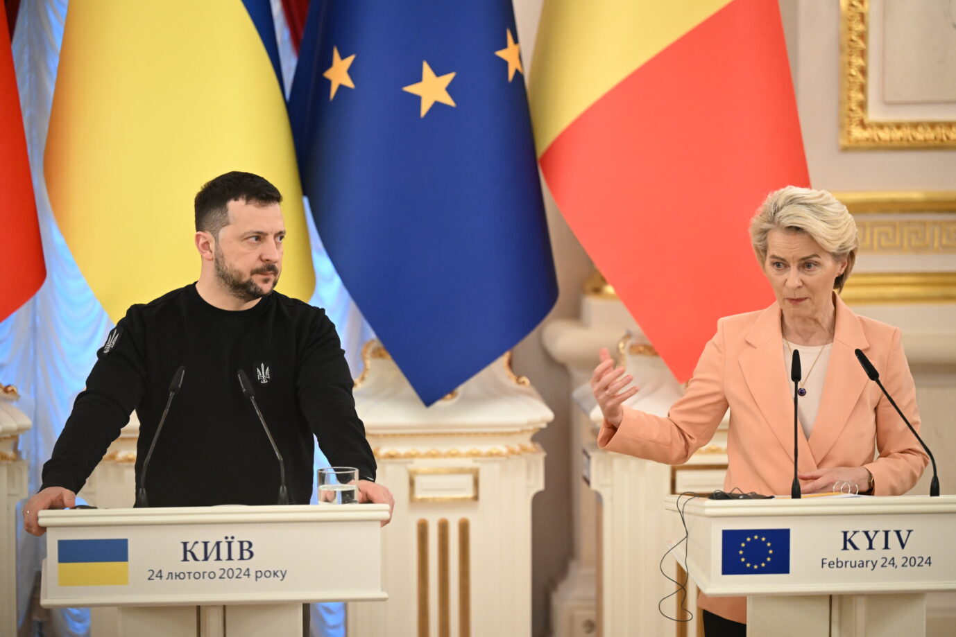 Der Staatspräsident der Ukraine, Wolodymyr Selenskij mit der EU-Kommissionspräsidentin Ursula von der Leyen (CDU): Die EU hat am Dienstag den Weg für Milliardenhilfen freigemacht