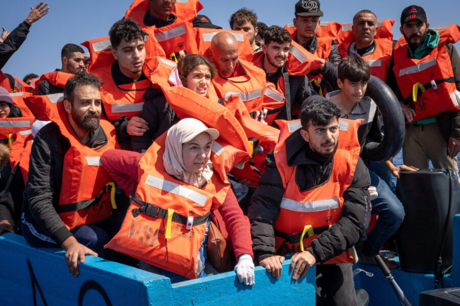 Das von Ärzte ohne Grenzen betriebene Schiff Geo Bahrens sammelt Flüchtlinge im Mittelmeer auf. Foto: picture alliance / Sipa USA | SOPA Images