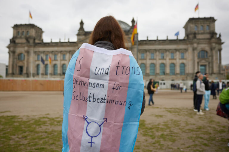 Trans-Pride-Flagge vor dem Reichstag: Durch das Selbstbestimmungsgesetz ist die Büchse der Pandora weit aufgerissen.