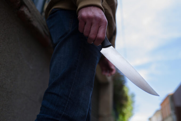 Mann mit Messer (Symbolbild): Bei einer der Terrorverdächtigen haben Polizisten eine Machete und einen Dolch gefunden