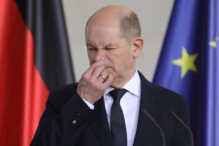 12.04.2024, Bundeskanzleramt, Pressekonferenz bei Empfang des Premierministers von Georgien durch den deutschen Bundeskanzler: Olaf Scholz rümpft die Nase. Über das Parfum gegen rechts vielleicht?