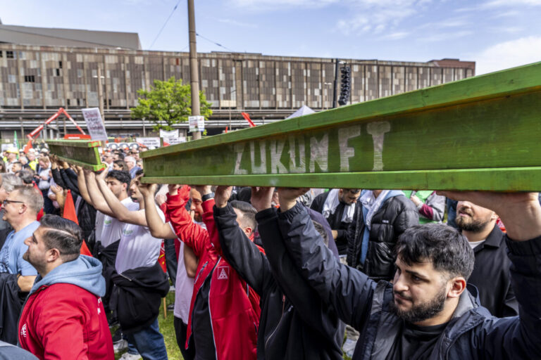 Stahlarbeiter demonstrieren vor der Hauptverwaltung von Thyssenkrupp in Duisburg.