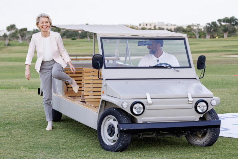 EU-Kommissionspräsidentin Ursula von der Leyen (CDU) steigt aus einem E-Auto.