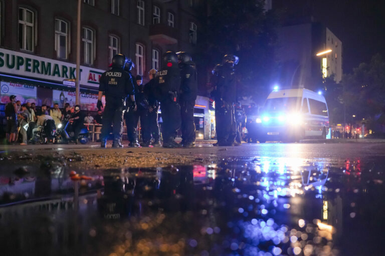 Polizei bei den Aufraeumarbeiten nach einer spontanen Pro-Palaestina-Demo am 11. Juli 2024 in der Sonnenallee naehe Hermannplatz in Neukoelln in Berlin. Ausländerkriminalität beschäftigt viele Bürger.