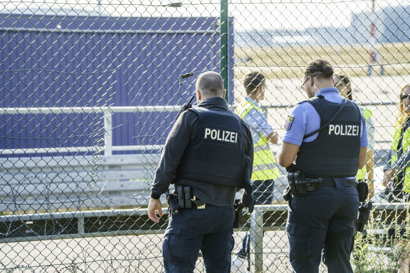 Bulgarien und Rumänien treten dem Schengen-Luftraum bei. Für Touristen bedeutet das weniger Grenzkontrollen. Asylmigranten nutzen die Gelegenheit zur unerlaubten Einreise. Der JUNGEN FREIHEIT liegen erste exklusive Zahlen vor. Polizisten stehen an dem zerstörten Zaunabschnitt, durch den die Klima-Aktivisten auf das Flughafengelände eingedrungen sind. Die Einstiegsstelle befindet sich am Airportring, unmittelbar an der Startbahn West. Aktivisten der "Letzten Generation" sind erneut in einen Flughafen eingedrungen. Der Flugverkehr auf dem größten deutschen Flughafen, dem Rhein-Main-Flughafen, wurde vorübergehend eingestellt. Derzeit läuft der Flugverkehr wieder an. Polizisten inspizieren ein Loch im Zaun am Frankfurter Flughafen: Illegale Einreise via Luftweg nach Deutschland steigen. Foto: picture alliance/dpa | Andreas Arnold